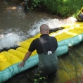 Barrière antipollution pour les cours d'eau