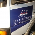 Publicité adhésive sur un camion