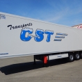 Publicité adhésive sur une remorque de camion